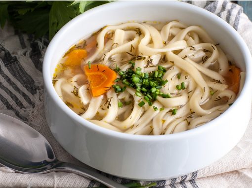 Sopa de frango com talharim e legumes